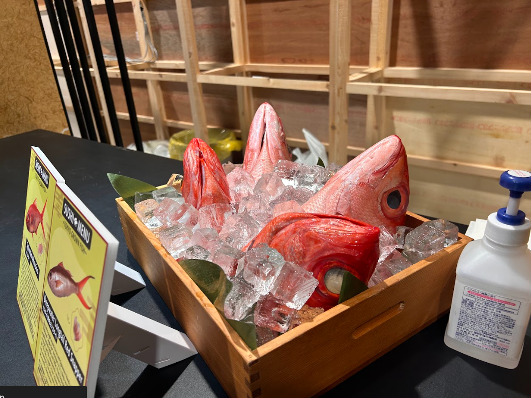 氷で鮮度と温度を保った魚のディスプレイ 
