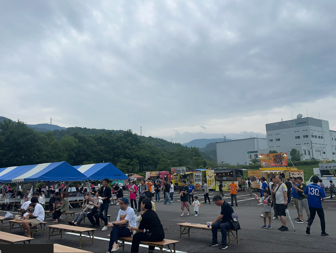 屋外広場にテントやキッチンカーを設営した開放的な会場例 