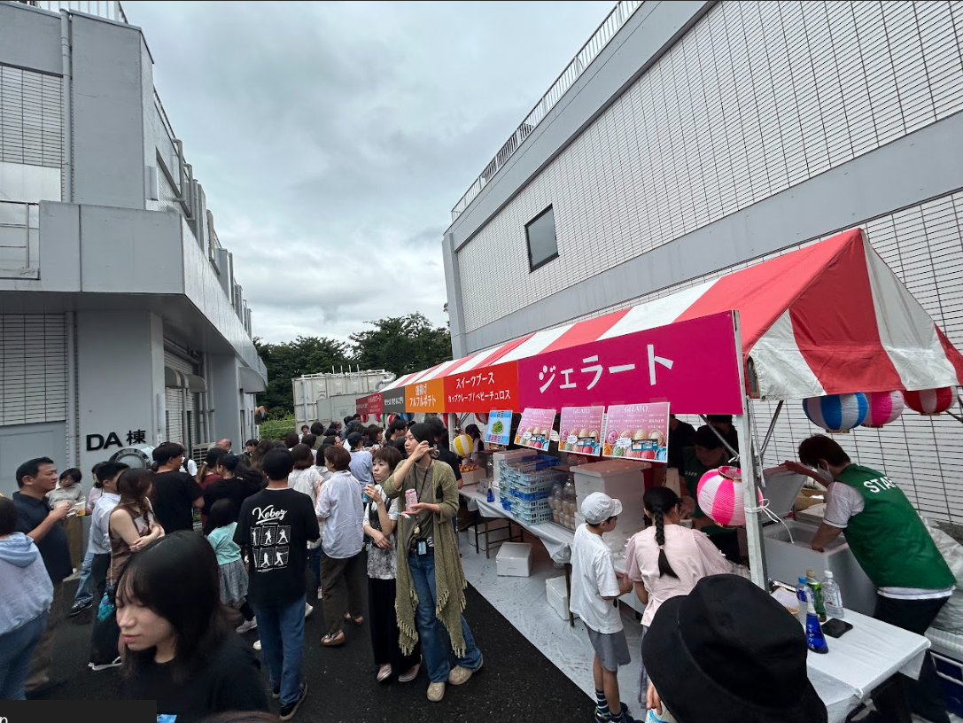 ジェラートを提供する屋台ブース