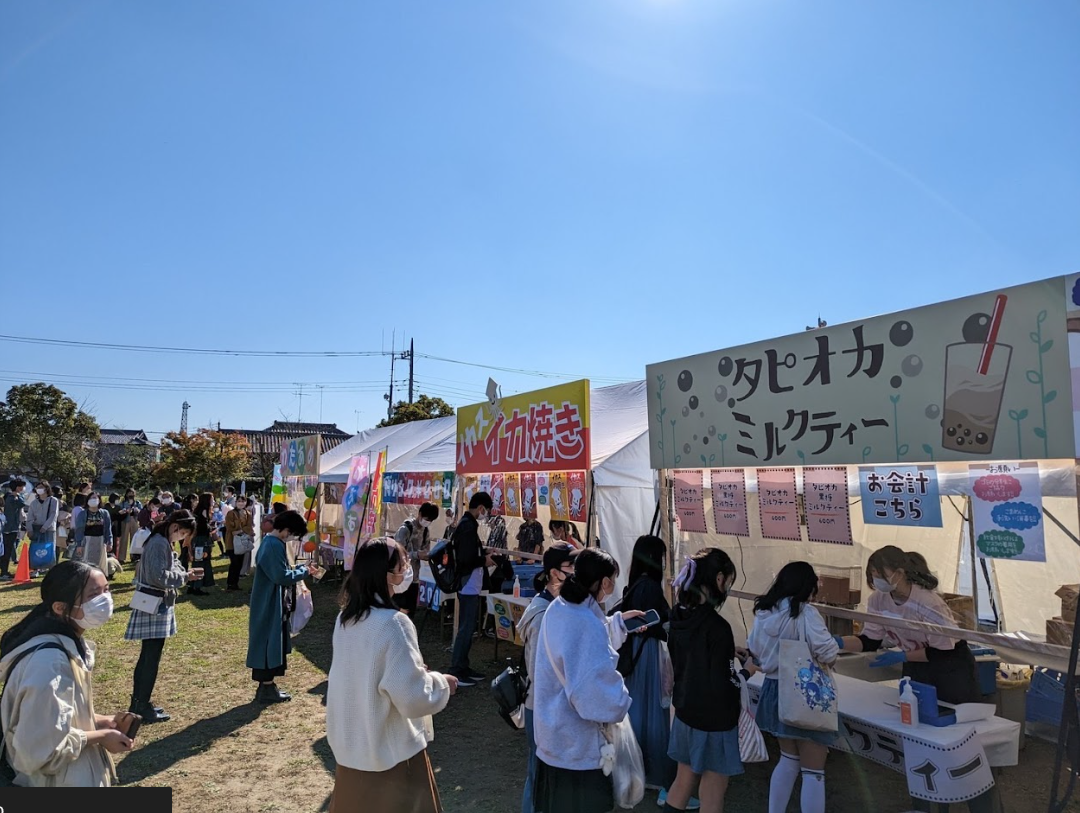 タピオカ屋台、イカ焼きが映っている画像