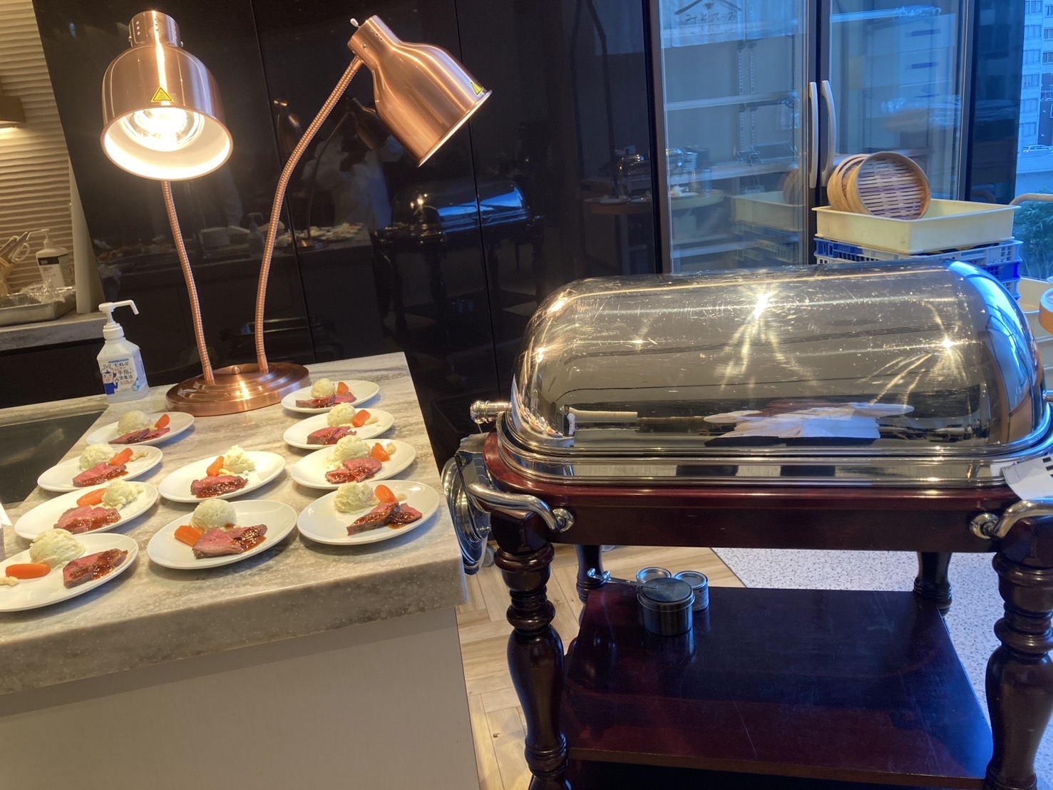 机とケースに並べられたケータリング料理