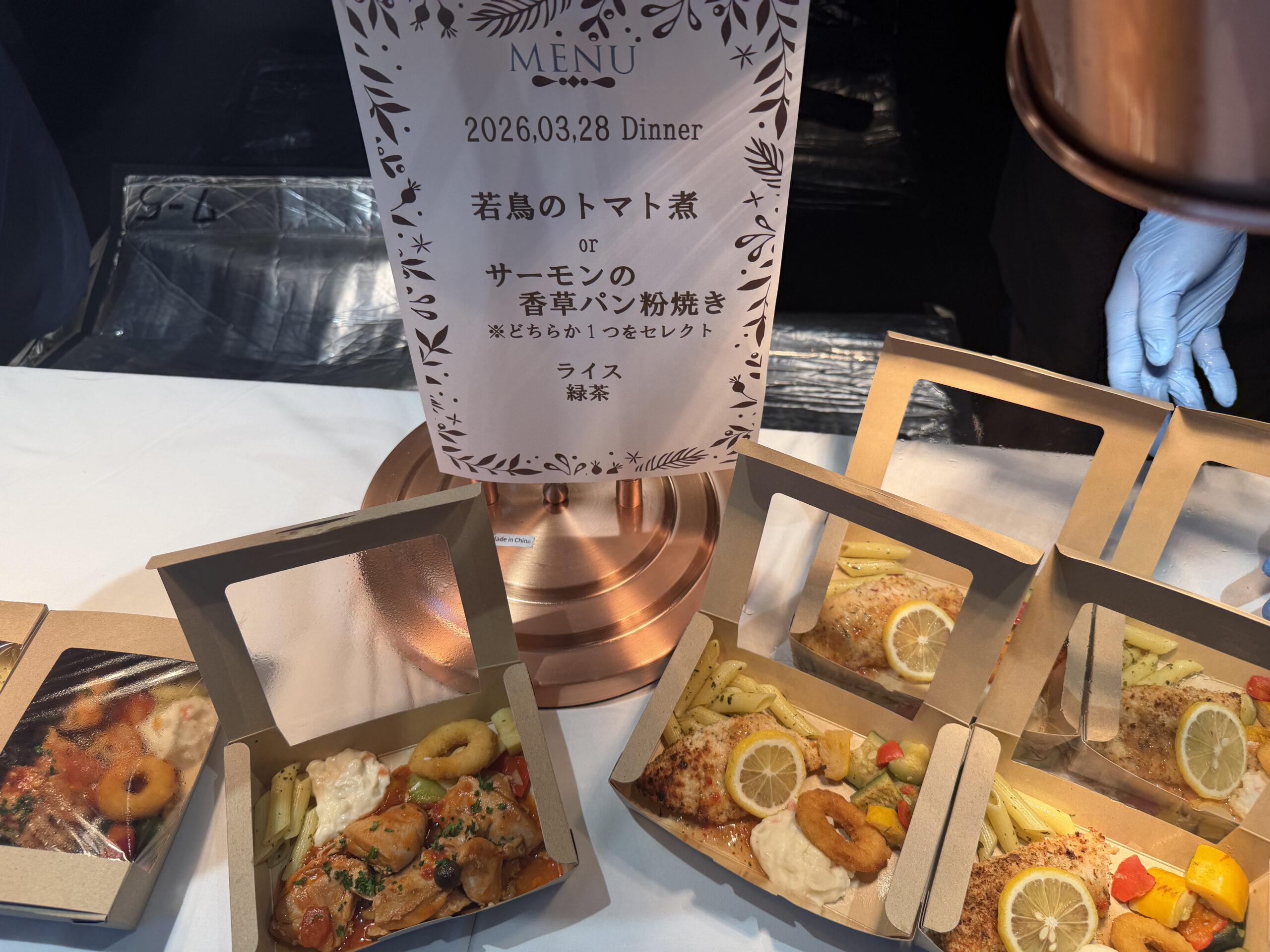 弁当と説明札の写真