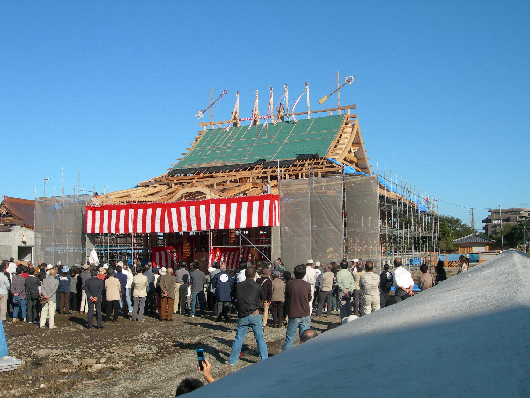 伝統的な木造建築の式典風景