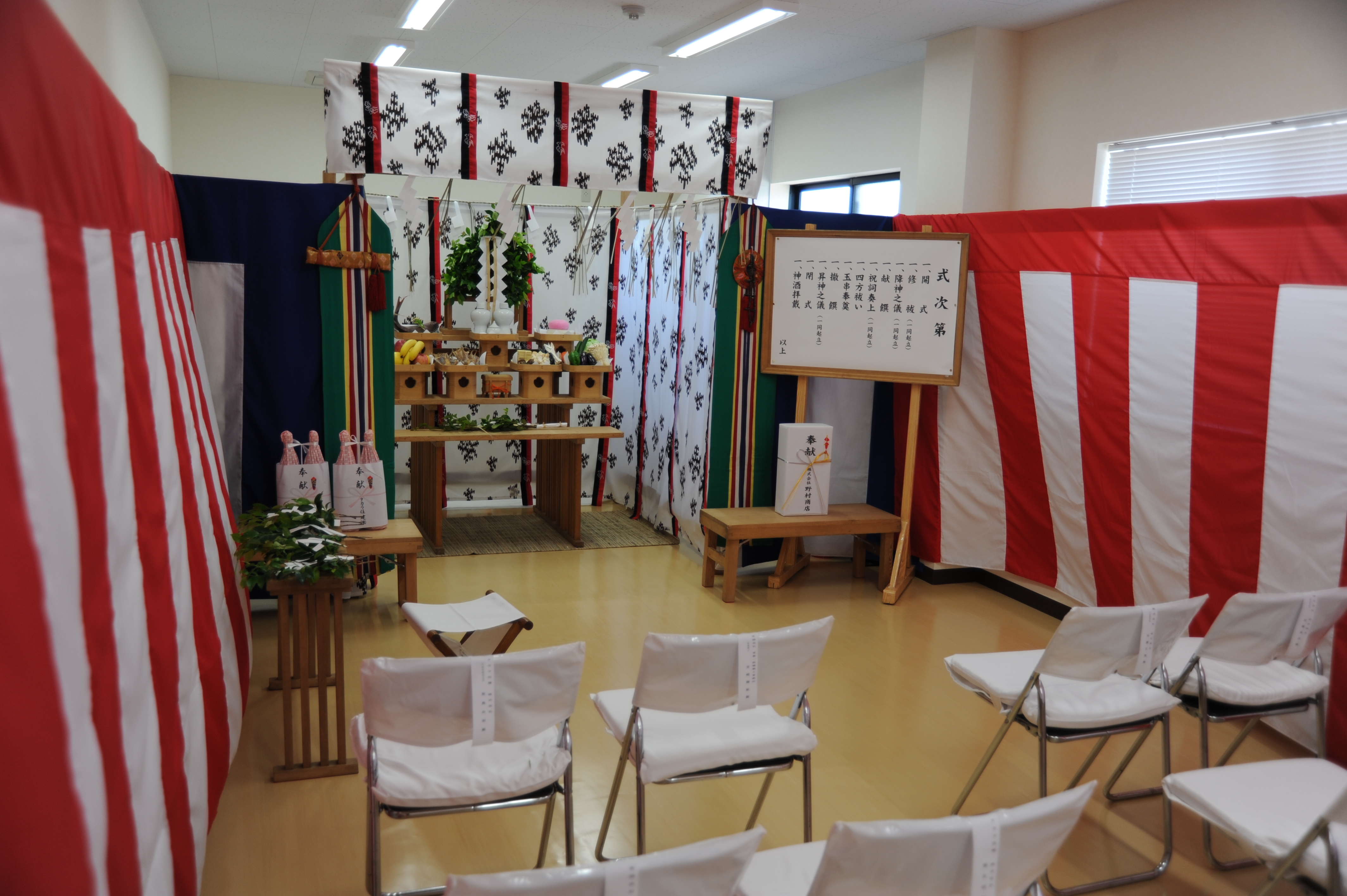 祭壇・お供え物・式次第ボードのアップ写真