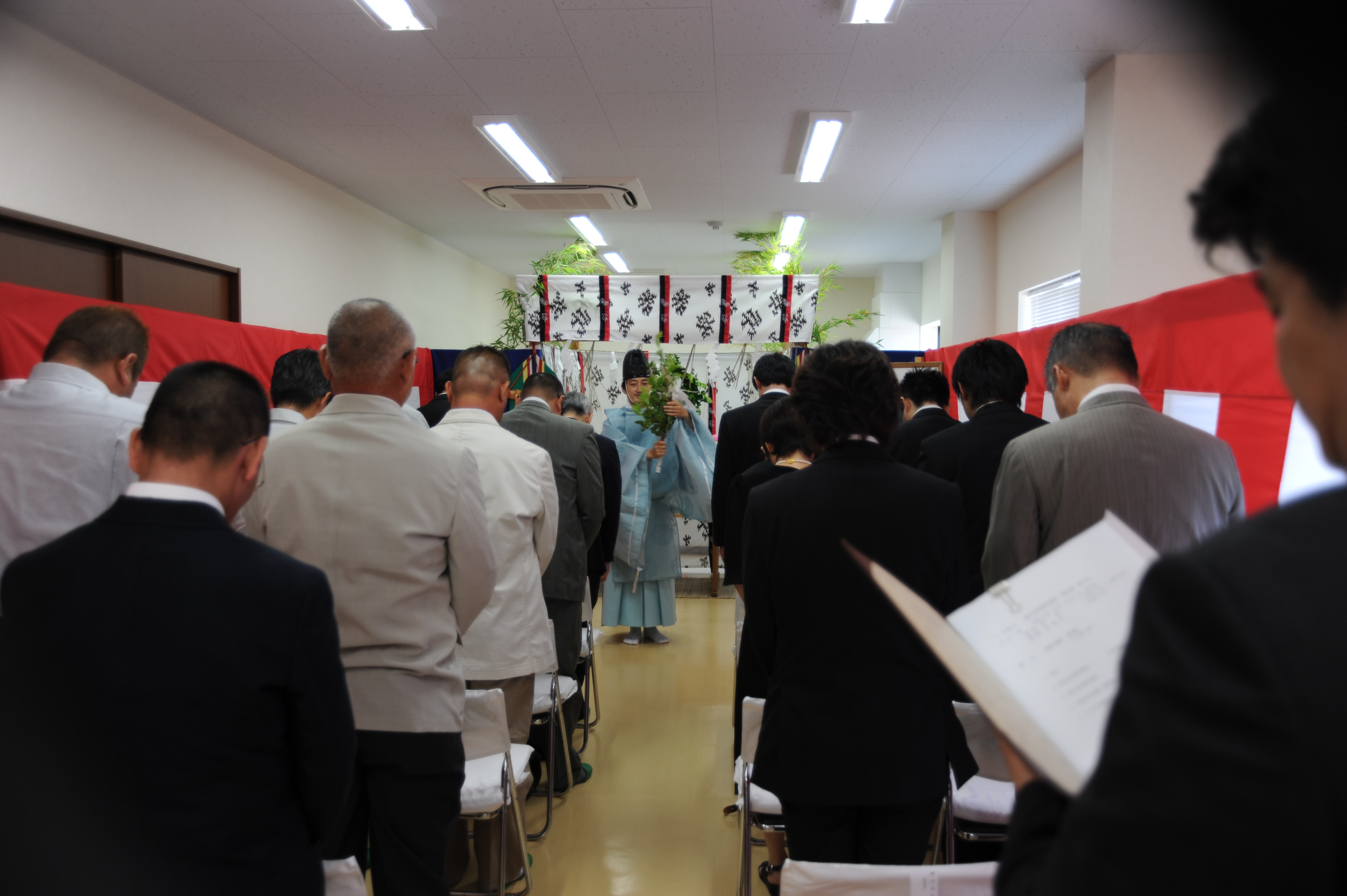 神職がお祓いをしている進行中の風景