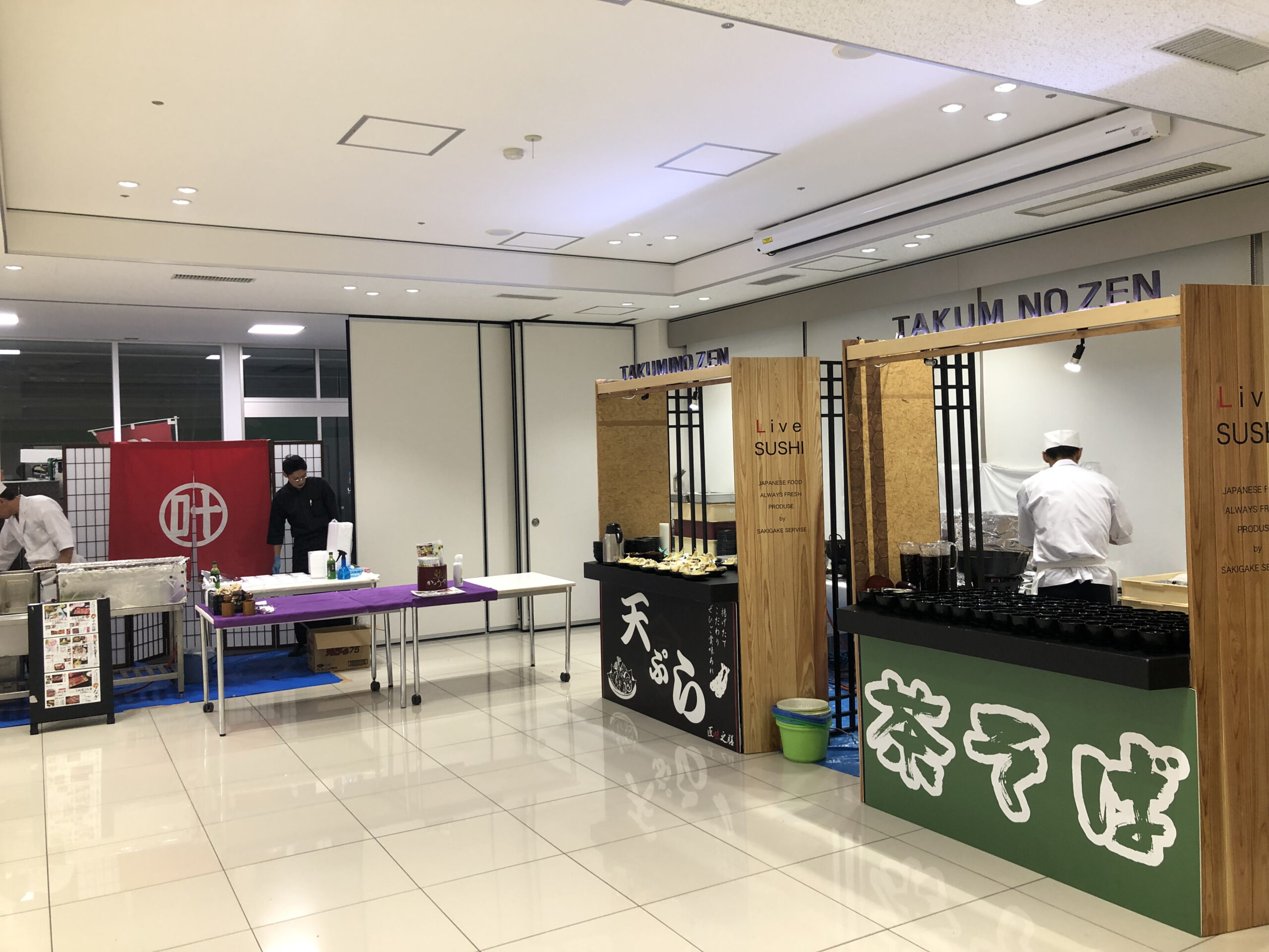 屋内会場に設営された天ぷらや茶そばの屋台・模擬店の例