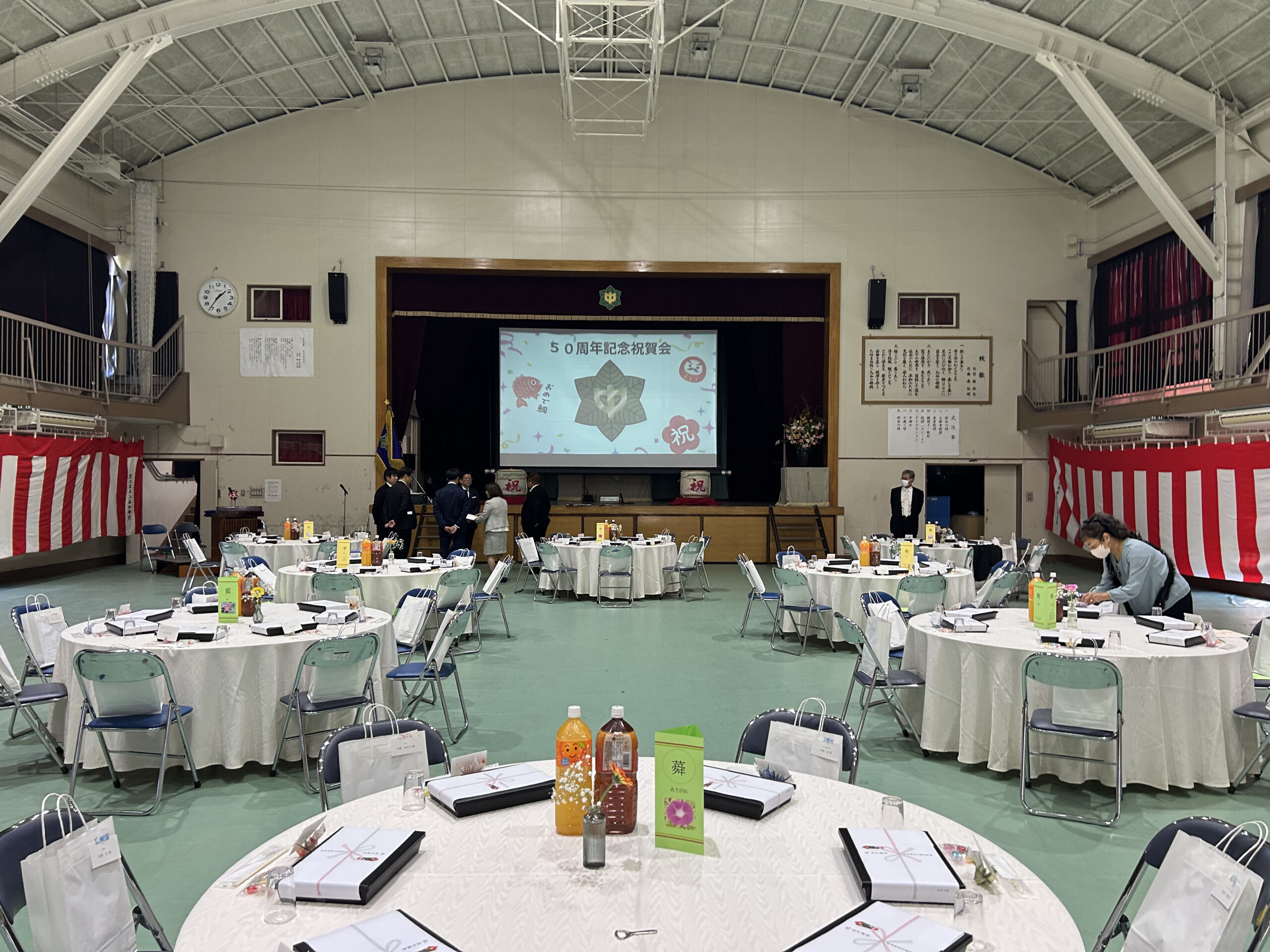 学校の体育館を利用した周年祝賀会の会場設営例