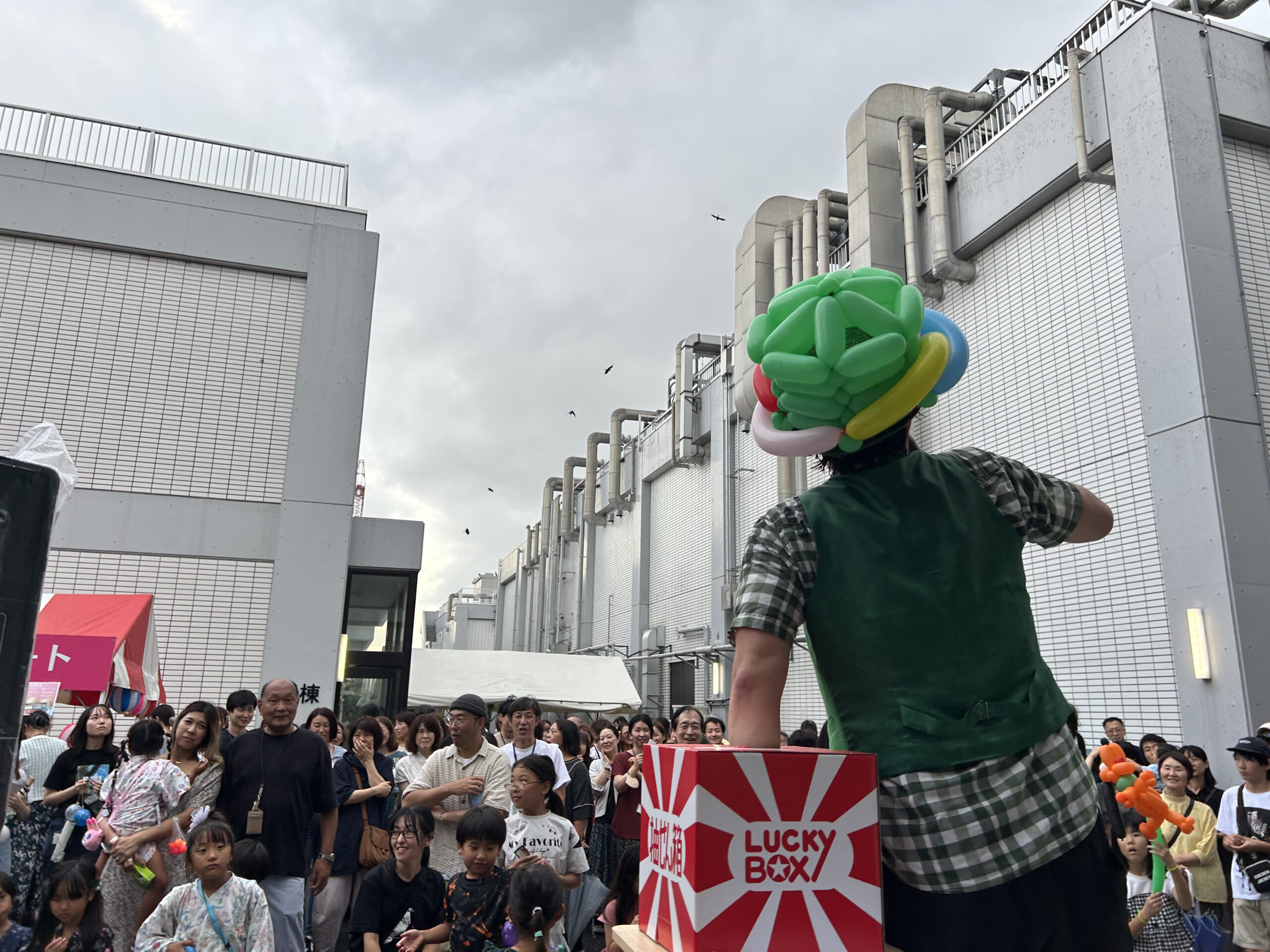 社内イベントでバルーンアートを披露する様子